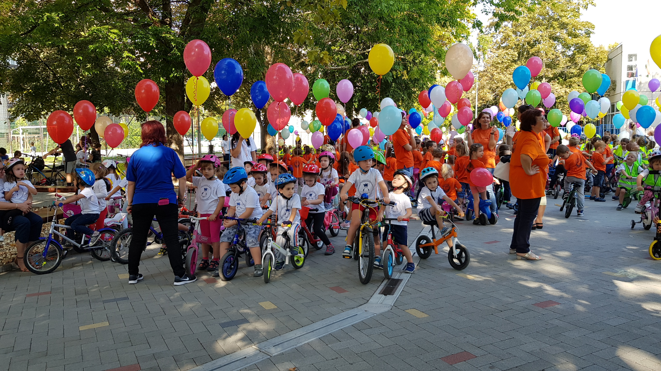 Futóbiciklis felvonulással ünnepelték a gyerekek az Autómentes Napot